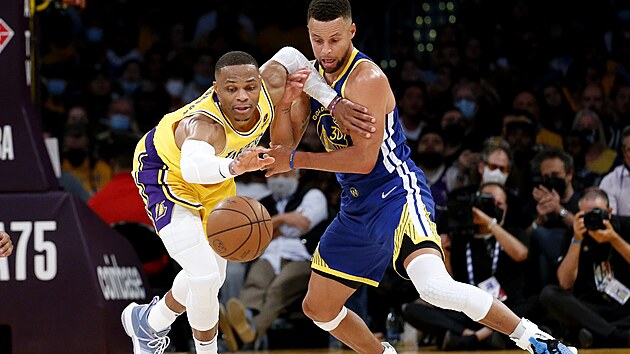 Russell Westbrook (vlevo) z Los Angeles Lakers bojuje o m se Stephenem Currym z Golden State.