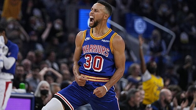 Stephen Curry z Golden State se raduje z spn akce v duelu s LA Clippers.