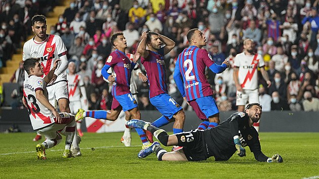 Fotbalist Barcelony zahazuj anci v zpase s Vallecanem.