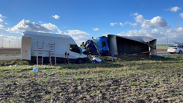 Pevrcen kamion na Mladoboleslavsku zpsobil nehodu dalch dvou vozidel. (21.10.2021)