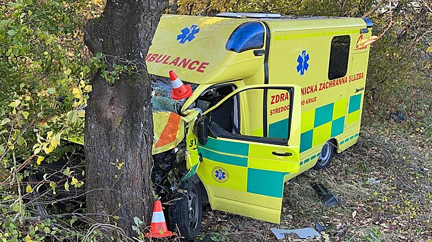 Nehoda sanitky s autem na Nymbursku skonila smrt jedn eny, dalch nkolik lid bylo zranno. (29.10.2021)