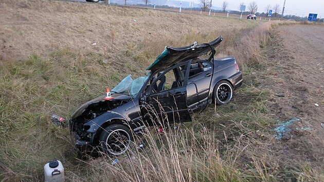 Sotva plnoletý řidič na Šumpersku nezvládl řízení, vyjel ze silnice a vůz se poté ve svahu převrátil. Hasiči museli při vyprošťování dvoučlenné posádky autu mimo jiné částečně odříznout střechu.