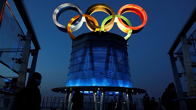 Olympijská v v Pekingu záí jako pipomínka blíících se zimních her.