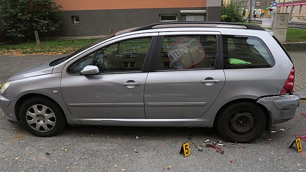 Třiatřicetiletý recidivista ujížděl v Plzni před policisty. V autě vezl kradené věci. (17. 10. 2021)