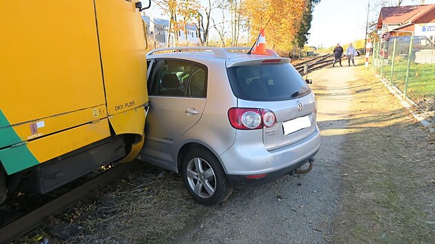 Starší řidič nedal přednost vlaku na Domažlicku. Z nehody vyvázl šofér jen s lehčím zraněním.