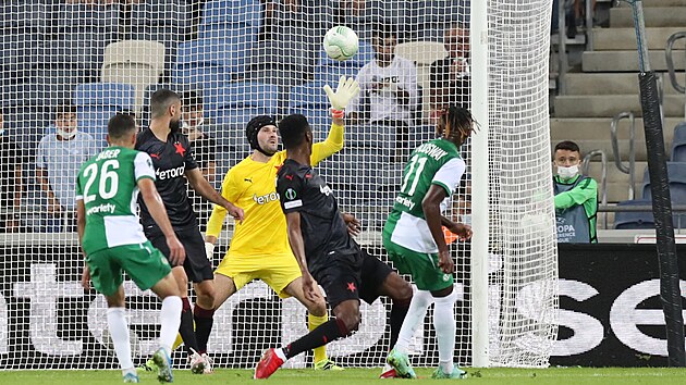 Godsway Donyoh z Maccabi Haifa pekonv slvistickho branke Ondeje Kole a dv prvn gl zpasu.