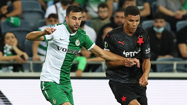 Slvistick bek Alexander Bah se pokou utct Deanu Davidovi z Maccabi Haifa.