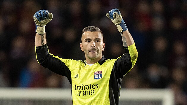 Glman Anthony Lopes z Lyonu se raduje z vtzstv na Spart.