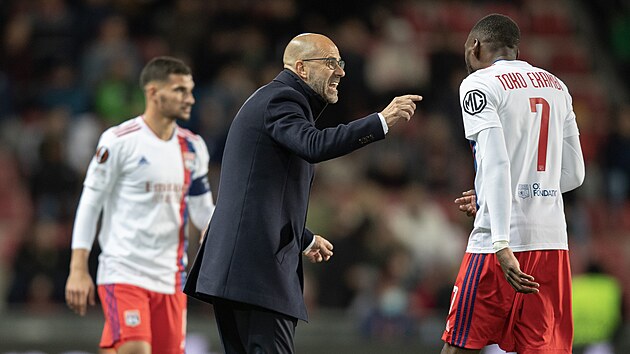 Peter Bosz, trenr fotbalist Lyonu, bhem duelu na Spart.