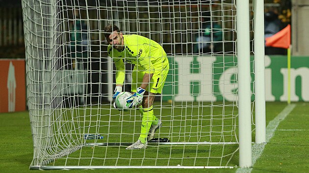Jablonecký gólman Jan Hanuš loví balon ze sítě poté, co z penalty inkasoval na 2:2.