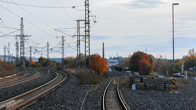 Rozvtven trat za stanic elkovice. Po kolejch vlevo jezd vlaky do stanice Praha-Vysoany, po kolejch vpravo do Mochova.