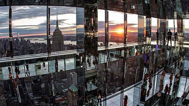 Lid si uvaj zpad slunce s vhledem na panorama New Yorku z novho mrakodrapu One Vanderbilt. Vyhldka se rozprostr ve tyech nejvych patrech nov stavby. (18. jna 2021)