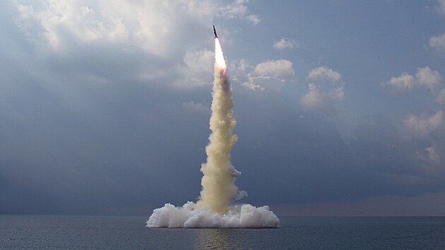 Fotografie poskytnuté severokorejskou vládou ukazují test nového druhu balistické střely vypuštěné z ponorky. (19. října 2021)