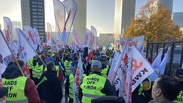 Protest odbor z polsk organizace Solidarno ped sdlem Soudnho dvora EU v Lucemburku kvli jeho rozhodnut ohledn hndouhelnho dolu Turw u hranic s eskem. (22. jna 2021)