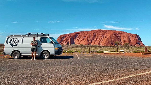 Dobrodruh Jake se svm domovem na tyech kolech uprosted Austrlie u Uluru.