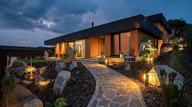 P�i p��prav� pom�rn� prudce sva�it�ho ter�nu nebylo z pozemku odvezeno ani jedno auto se zeminou.