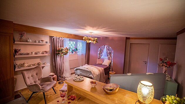 Samotn� d�msk� pokoj m� jednu st�nu vymalovanou sv�tle r��ovou, ostatn� zdi jsou b�l�. 