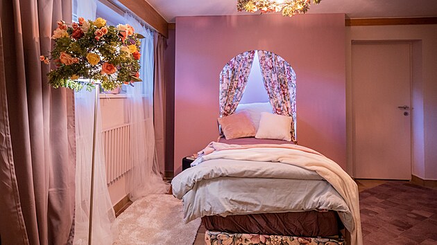 Dominantou m�stnosti se stalo jednol��ko, kter� m� u hlavy postele vybudovanou niku s osv�tlen�m a romantick�m z�v�sem. 
