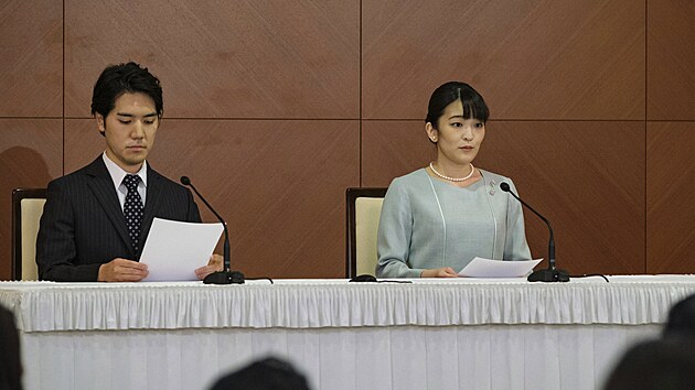 Kei Komuro a bývalá japonská princezna Mako na tiskové konferenci po svatbě (Tokio, 26. října 2021)