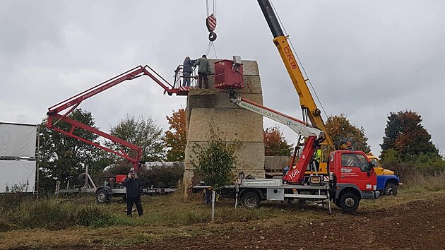 Stavba obho pskovcovho trpaslka na vrchu Mohejlk u Hoic na Jinsku se po tyech letech od zahjen dostala do zvren fze. (15. jna 2021)