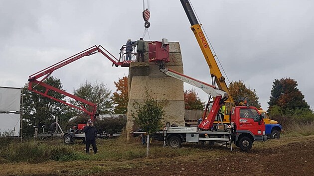 Stavba obho pskovcovho trpaslka na vrchu Mohejlk u Hoic na Jinsku se po tyech letech od zahjen dostala do zvren fze. (15. jna 2021)