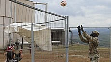 Americký voják hraje volejbal s afghánskými dtmi na základn v Kosovu. (1....