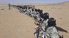 Tálibánští pohraničníci na cvičení v jihozápadní provincii Hílmand (25. října...