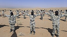 Tálibánští pohraničníci na cvičení v jihozápadní provincii Hílmand (25. října...