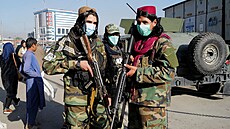 Bojovníci Tálibánu hlídkují na kábulském tržišti (24. října 2021)