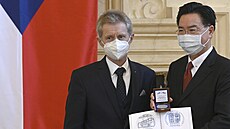 Předseda Senátu Miloš Vystrčil (vlevo) se v Praze setkal s tchajwanským...