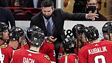 Kou� hokejist� Chicaga Jeremy Colliton radí svým sv��enc�m.