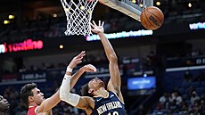 Jaxson Hayes (vpravo) z New Orleans a Danilo Gallinari z Atlanty.