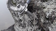 Kí na vrcholu Vozka v Jeseníkách je uchycený na tyech chemických kotvách a...
