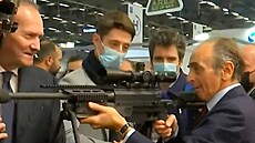 Francouzský komentátor Éric Zemmour na veletrhu namířil nenabitou pušku na...