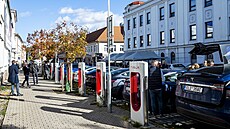 První nabíjecí hub pro elektromobily v esku napájený pouze obnovitelnou...