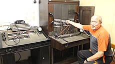 �kolník Petr ��astný v podzemí �umperské pr�myslovky u telefonní úst�edny.