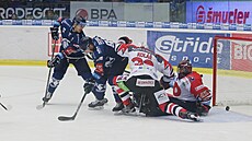 Hokejová extraliga, 16. kolo: Plzeň - Pardubice. Gustaf Thorell (12) z Plzně...