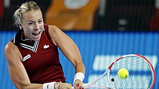 Estonka Anett Kontaveitová hraje bekhend v semifinále turnaje v Moskvě.