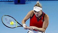 Markéta Vondrouová hraje bekhend v semifinále turnaje v Moskv.