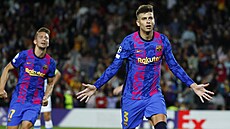 Gerard Piqué (Barcelona) slaví svou branku v duelu s Dynamem Kyjev.