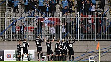 Fotbalisté Randers slaví gól se svými píznivci na stadionu Jablonce.