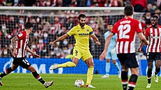 Raúl Albiol z Villarrealu pihrává v zápase s Athletikem Bilbao.