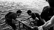 Francouzi při lovu s magnetem na nábřeží řeky Seiny (5. června 2021)