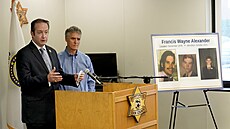 Američtí vyšetřovatelé šerif Tom Dart (vzadu) a detektiv Jason Moran díky DNA...