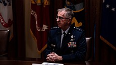 Americký generál a místopedseda sboru náelník táb John . (9. kvtna 2020)