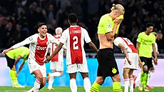KONTRAST. Radost fotbalistů Ajaxu a velké zklamání Dortmundu, který v...