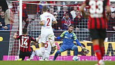 Patrik Schick (vlevo) stílí první gól Leverkusenu v zápase proti Kolínu nad...