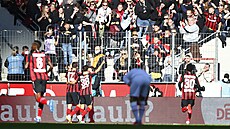Patrik Schick (s íslem 14) slaví se spoluhrái gól Leverkusenu.
