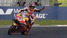 panl Marc Márquez se raduje z vítzství v závodu MotoGP v Itálii.