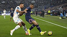 Kylian Mbappé (vpravo) z PSG se snaí odehrát balon, zezadu ho brání William...